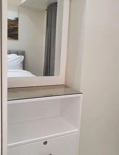 Red Makati-cozy Unit With Balcony