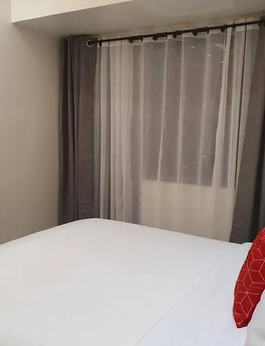 Red Makati-cozy Unit With Balcony Apartment Manila