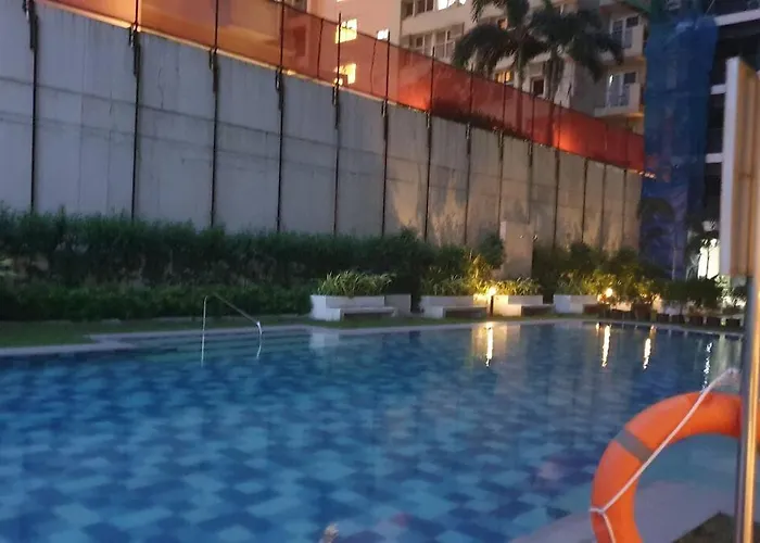 Red Makati-cozy Unit With Balcony Apartment