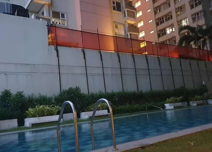Red Makati-cozy Unit With Balcony