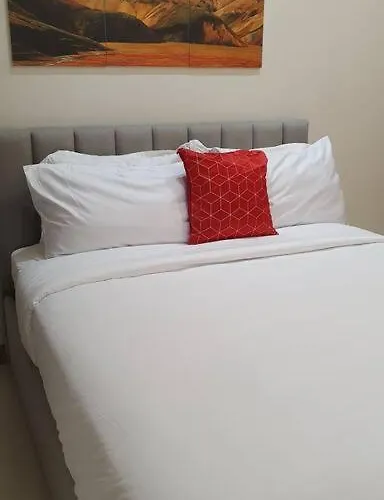 Red Makati-cozy Unit With Balcony