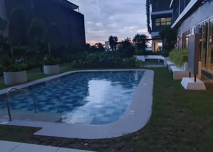 Red Makati-cozy Unit With Balcony *