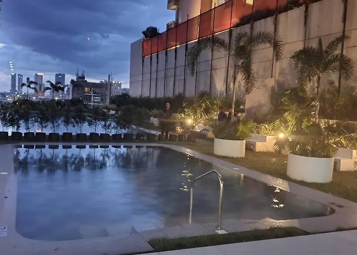 Red Makati-cozy Unit With Balcony