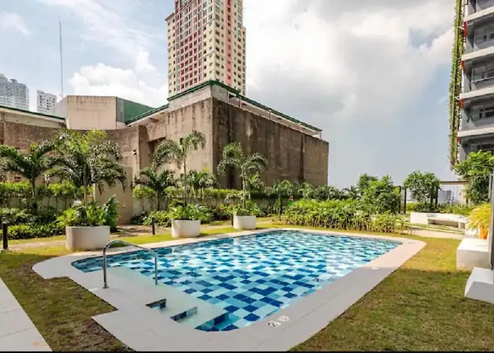 Red Makati-cozy Unit With Balcony
