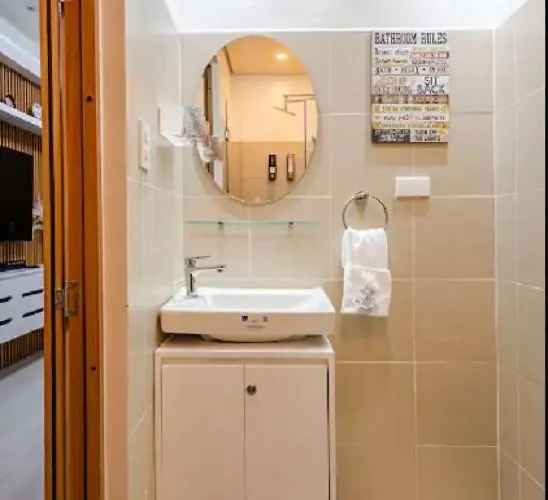 Red Makati-cozy Unit With Balcony Apartment *